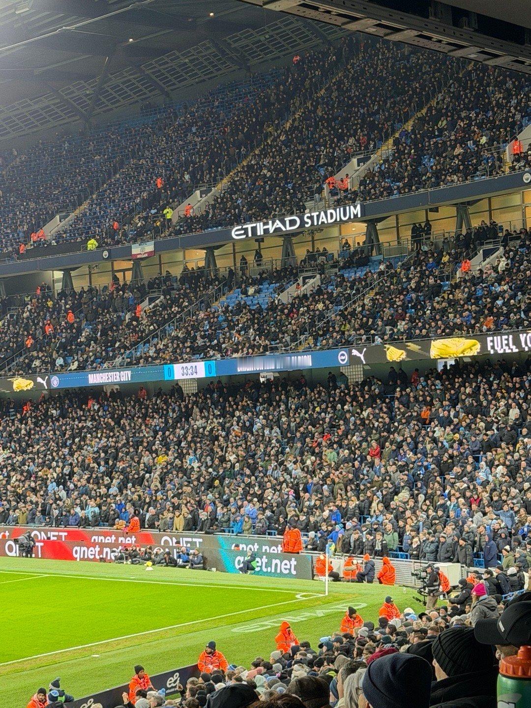 今天在曼城这场，刚才曼城球迷开始唱阿莫林之歌了