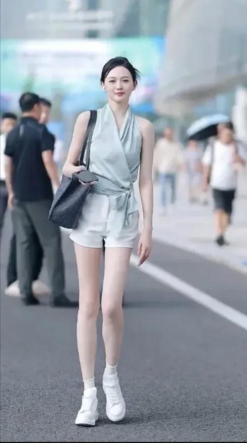 她，清新脱俗，自然，美丽，大方，一双大长腿也太美了吧！你知道她是谁吗？#娱乐#