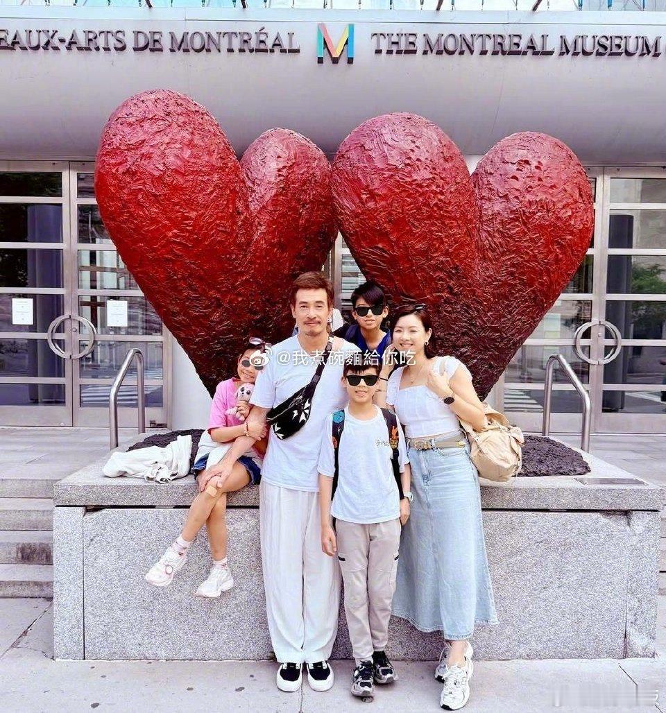 陈豪一家加拿大旅游 陈豪陈茵媺带着三个娃在加拿大开启暑假暴走模式，全家福里五张笑