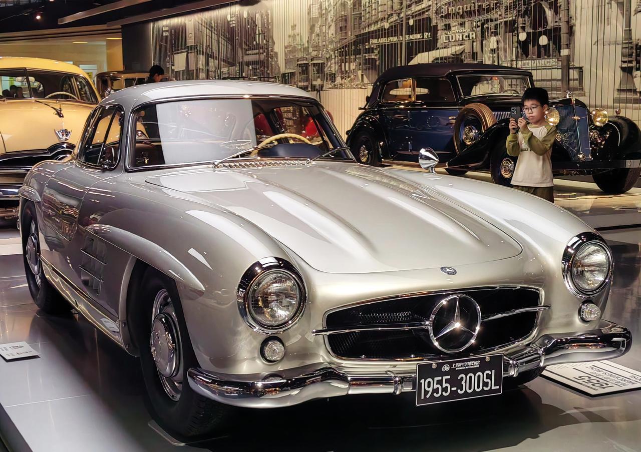 上海汽车博物馆镇馆之王，当属梅赛德斯-奔驰 300 SL Gullwing，制造