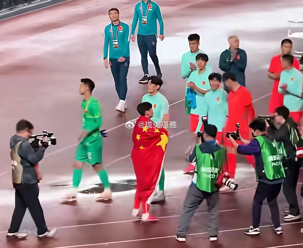 披国旗的那个球员，麻烦你不要这样披国旗国旗是很神圣的不是你这样披的 