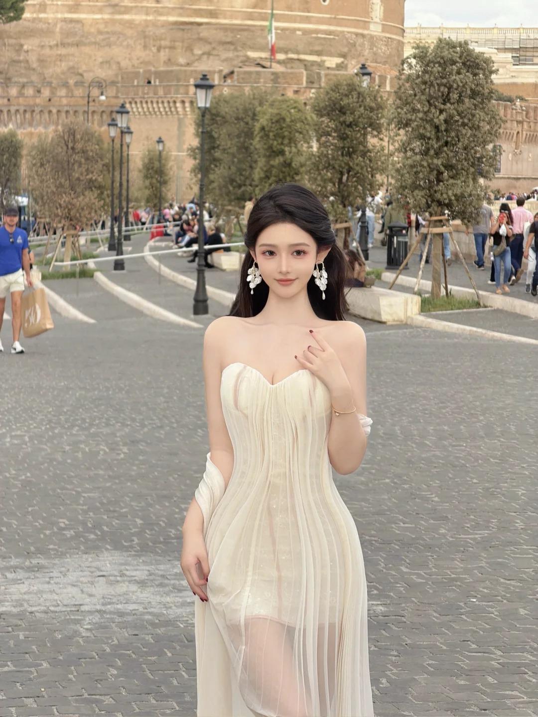 异域风情十足的兼职模特小美女，眉弓处的线条像冰晶轻轻雕琢的轮廓，锋利却不突兀，光