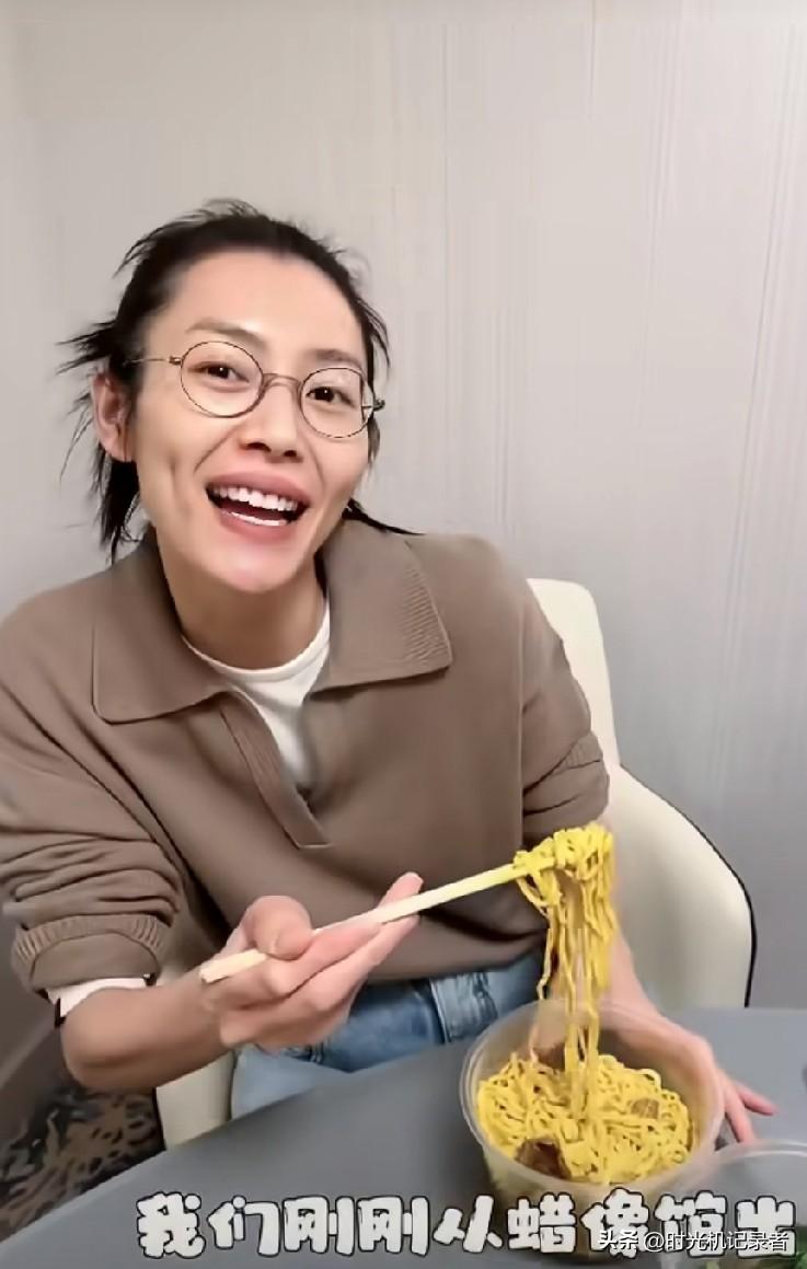 刘雯这也太丑了，果然国际模特都是符合国外人的审美，瘦骨嶙峋，毫无美感。
刘雯还做