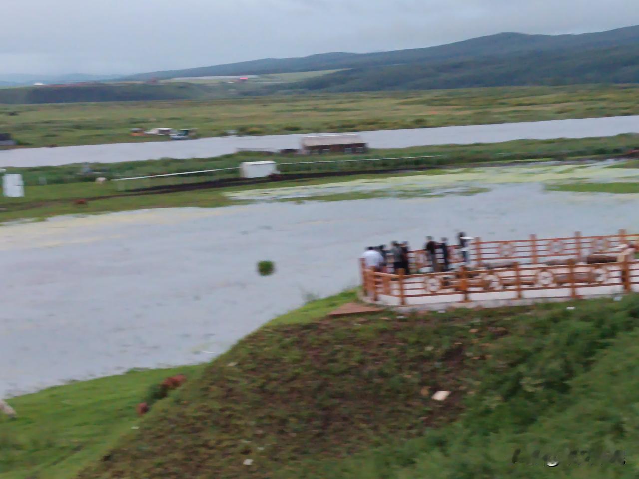 瞭望对岸的俄罗斯村庄。
站在额尔古纳边观景台上，瞭望对岸的俄罗斯村庄，卫星天线伫