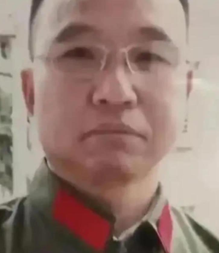 1984年，战士李陶雄中弹牺牲，送葬途中遗体竟两次从车上跌落，护士郑英察觉异样，