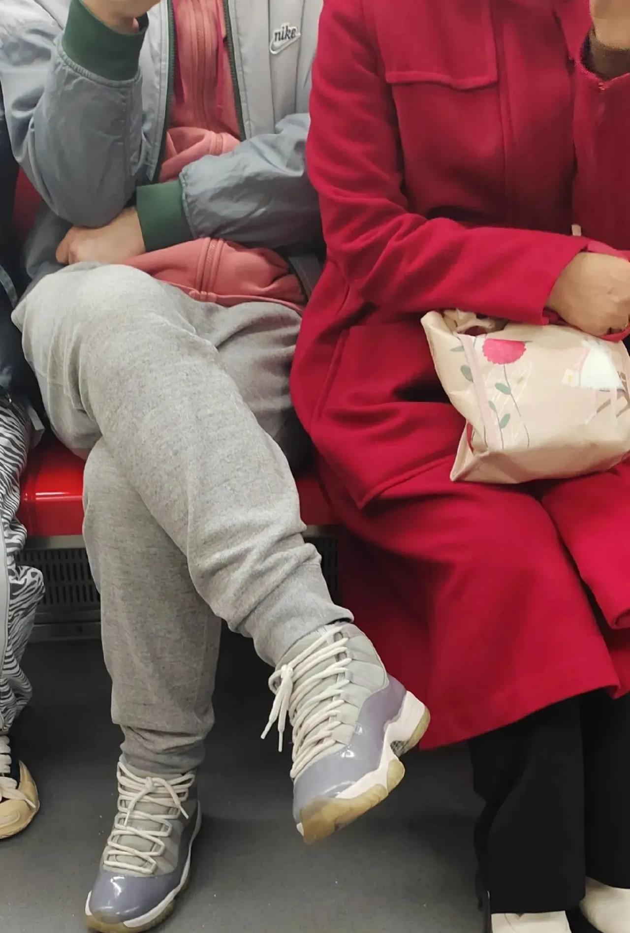 哈尔滨地铁看到的！刚开始跷二郎腿的小哥是自己坐在那的，旁边没有人，后来红色衣服大