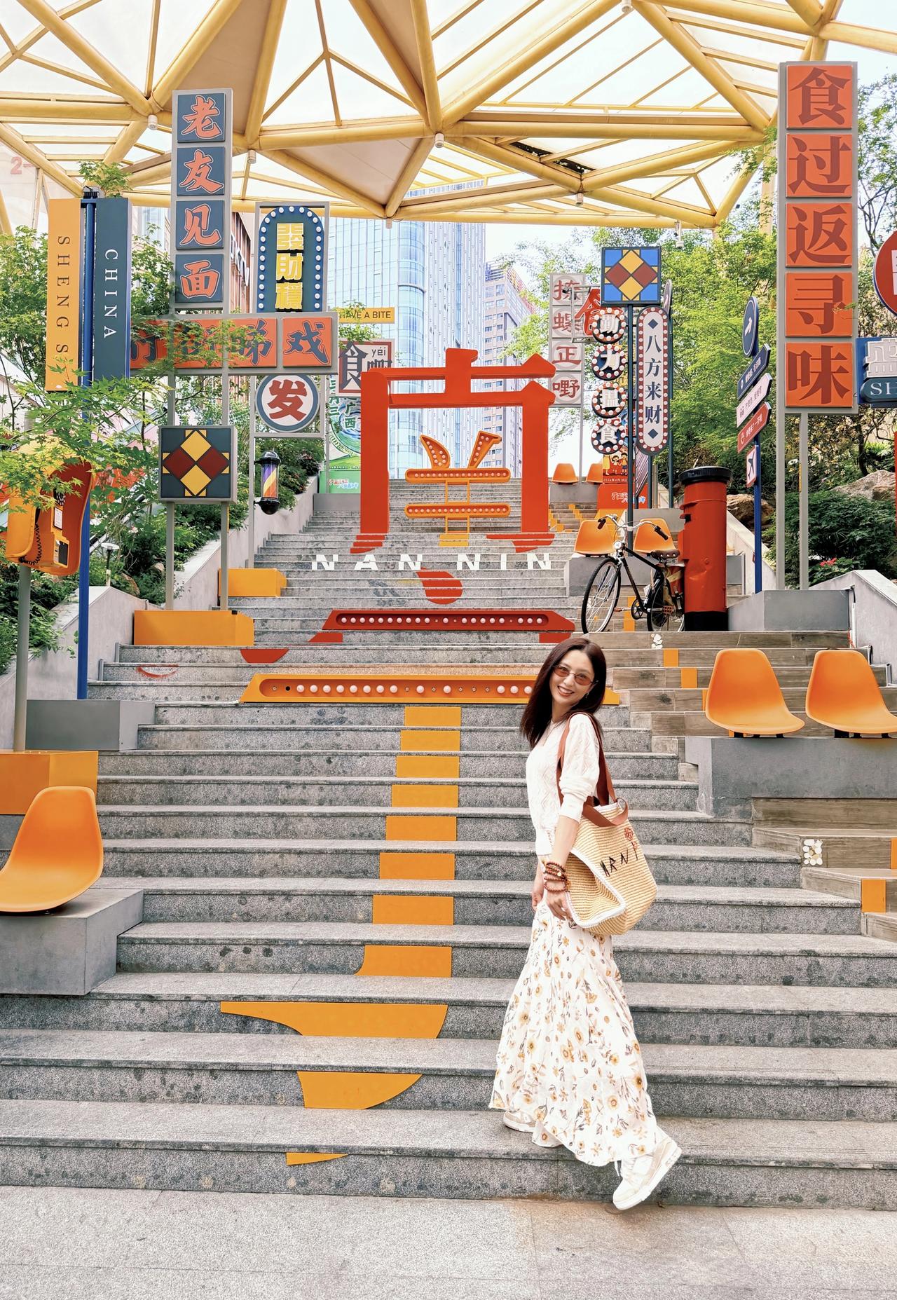 佟丽娅，1983年出生，身高164.5cm。
佟丽娅来南宁演出歌舞诗剧《在远方·