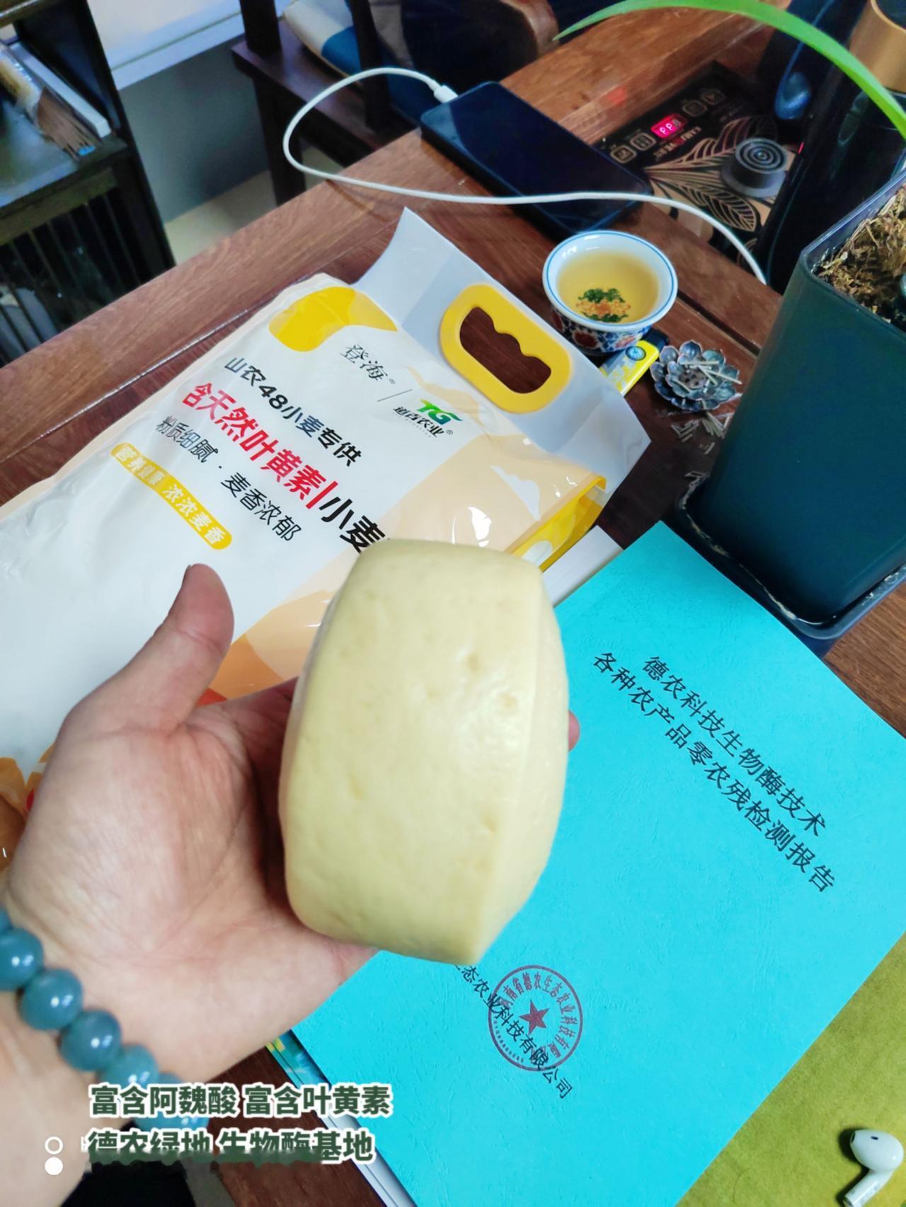 年轻的时候，每个人都在玩讨好别人的游戏；人到中年，一些人开始讨好自我的游戏；人一