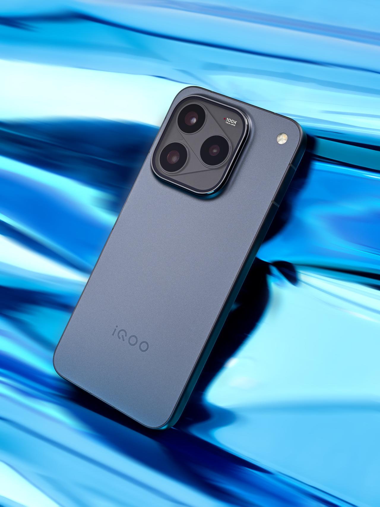 iQOO 16的「赛道」配色，不是那种张扬电竞风，黑底里透紫，像F1刷紫那一下。