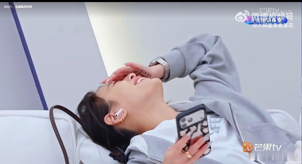 江语晨手心里还有小抄江语晨手心里的字迹满是牵挂，有了队友的安慰与支撑，只管放心大