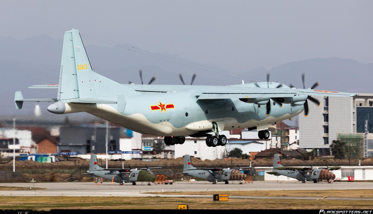 这架编号55413的运九运输型，在服役中还在持续接收改装改进，图2中，该机在机背