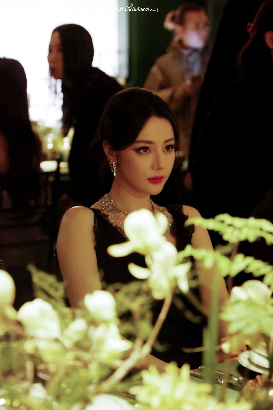 迪丽热巴迪奥活动直拍 迪丽热巴这也太美了吧，五官立体，身体超好，气质也是一顶一，