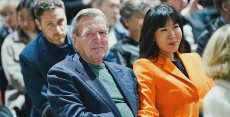 【德国前总理施罗德妻子遭企业解雇，只因与丈夫参加了俄罗斯驻德大使馆胜利日庆祝活动