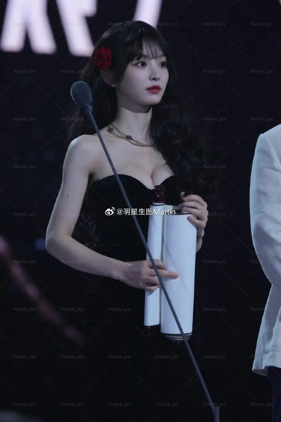 田曦薇 vs 李一桐

如果让你选，你会选谁做你的女朋友？只能二选一！

图片来