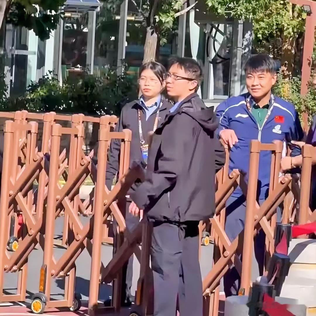 10月6日，WTT中国大满贯赛场外，国乒男队主教练王皓被一群饭圈女孩围堵。

她