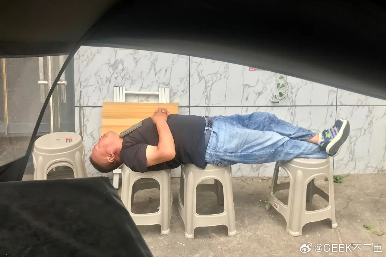 山西人午睡像进入平行时空 一过正午全城自动静音，商铺关门、街巷空荡，路边摊贩就地