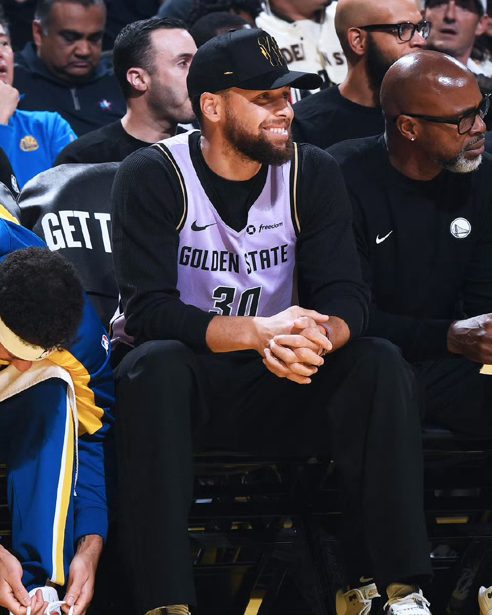 Shams：据消息人士透露，库里预计将在周一（4月6日）对阵火箭的比赛中复出。 