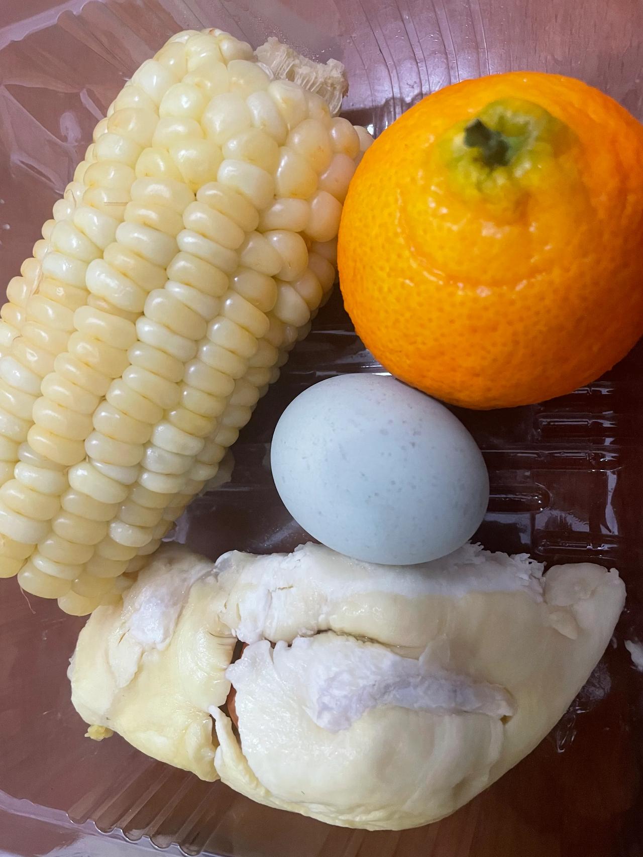 #秋日美食分享#
糯玉米🌽、牛奶、沙糖桔、土鸡蛋、榴莲、蒸百合、包子。