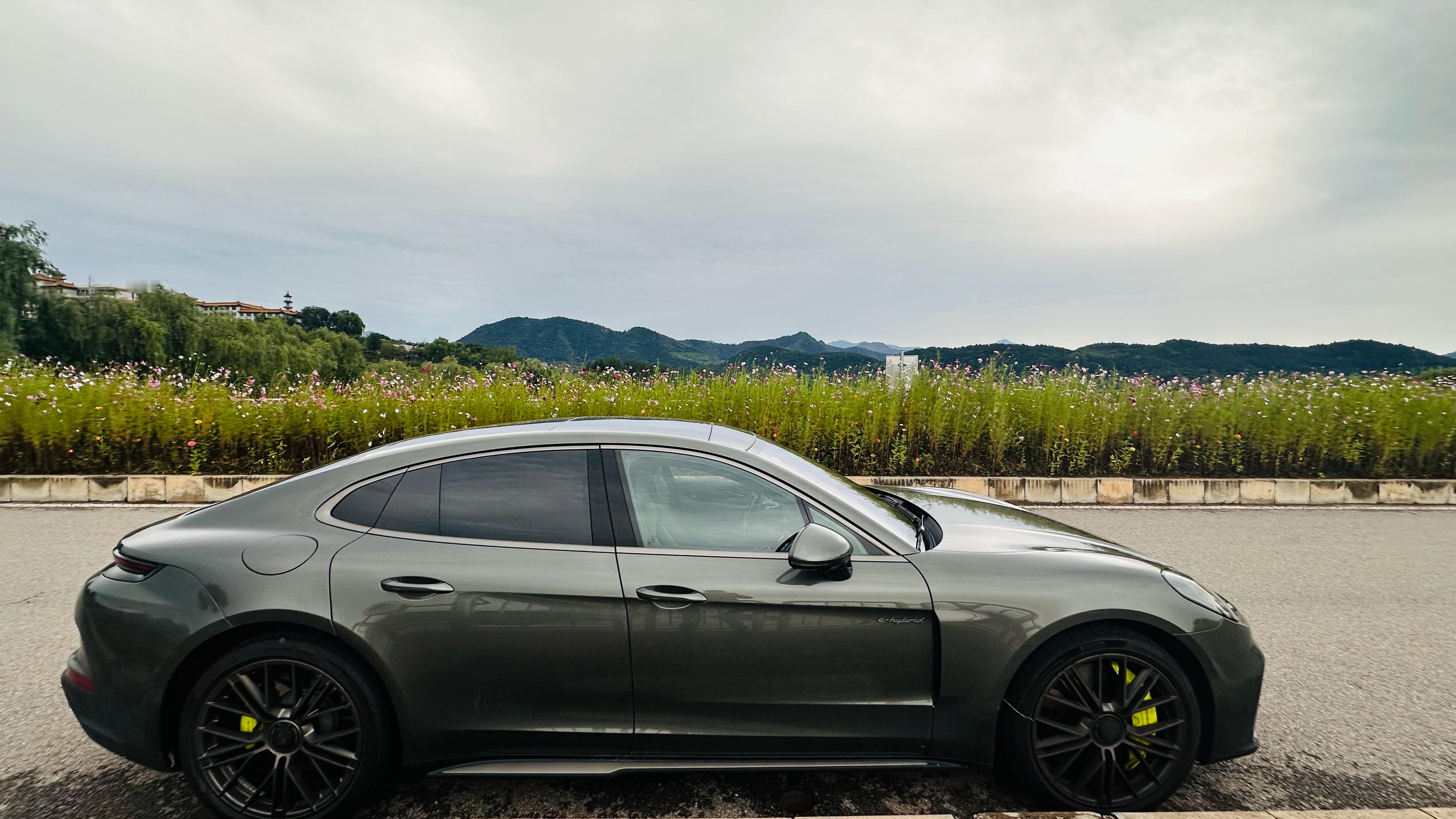 砂金石绿金属漆，中锁 Turbo S 车轮，黑色午夜绿色双调真皮，Race-Te