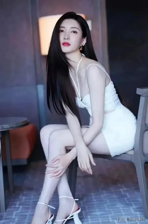 优雅白裙，迷人红唇，坐享静谧时光。

江疏影，这个名字是否与你的都市梦有所交集？