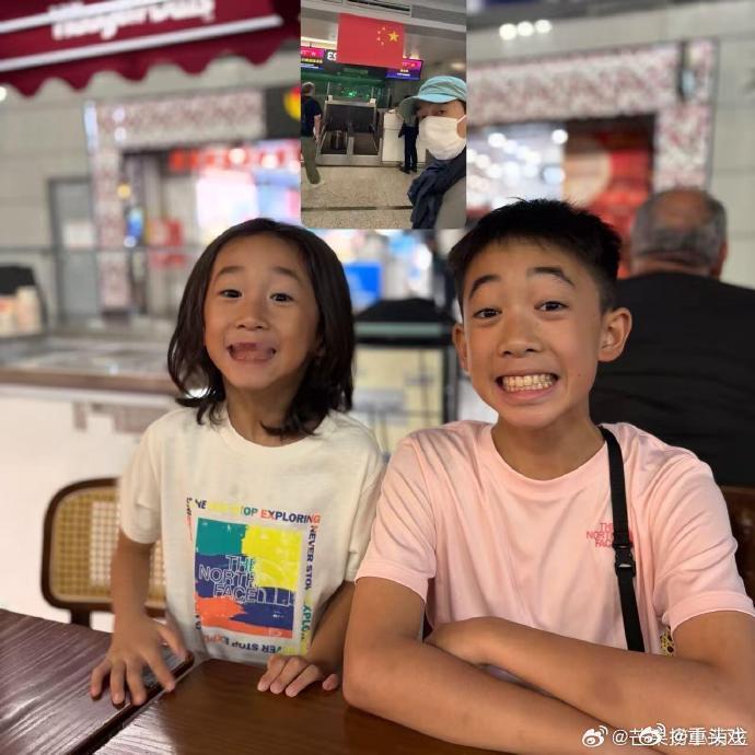 陈小春晒两个儿子近照 陈小春晒与两个儿子视频合照，照片中父子三人正在视频连线，J