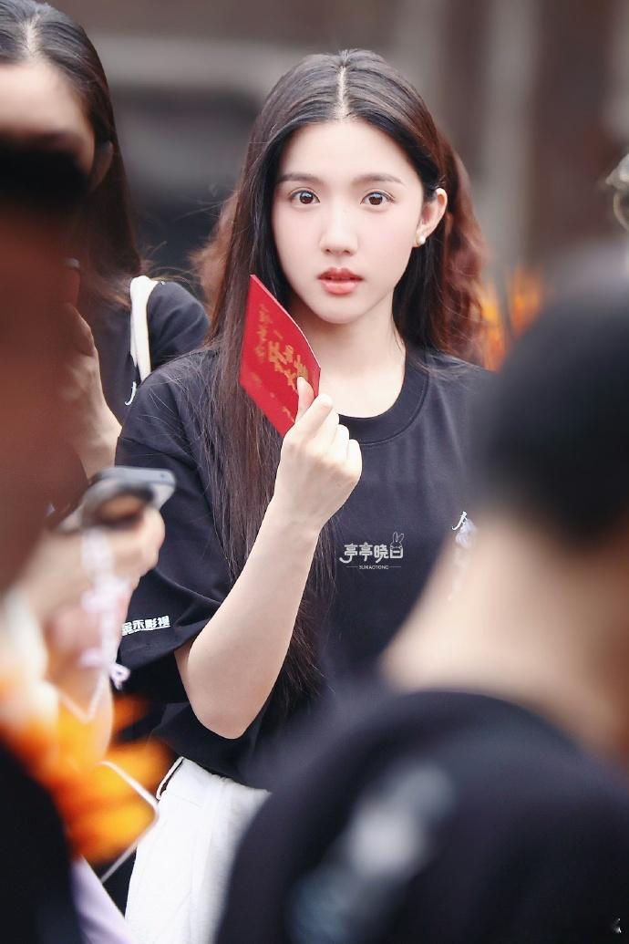 苏晓彤念相思开机路透苏晓彤念相思女二很难得的双甜妹同剧组合，虞书欣女主搭配苏晓彤