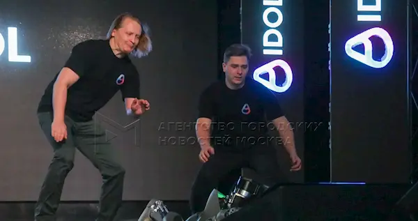 俄羅斯推出首款國產人形機器人：剛一亮相就摔個跟頭 被人抬走