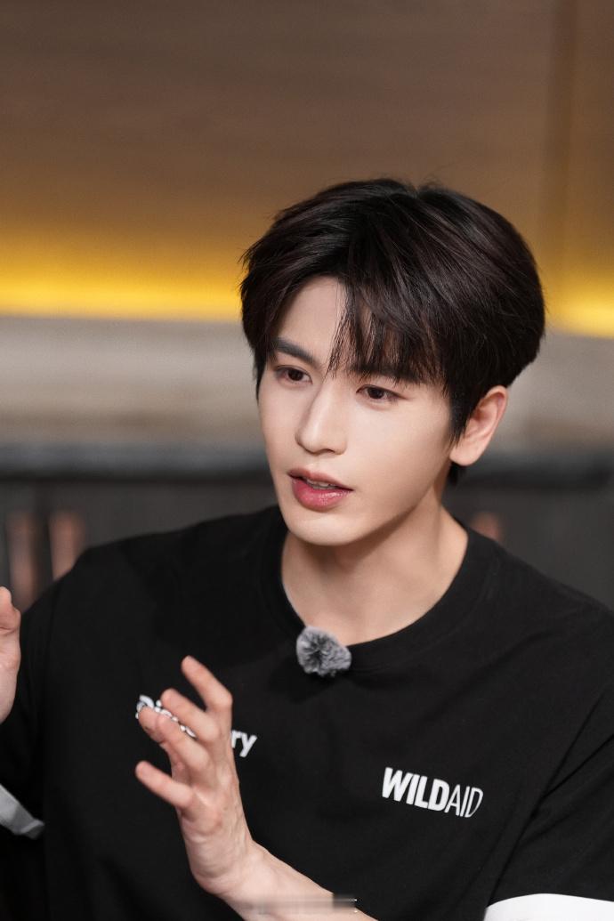 张凌赫新华社专访出图、张凌赫聚焦绿色未来 青年艺人担当上线，张凌赫参与新华社专访