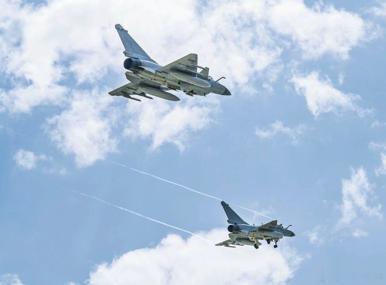 我是一个兵  【强军早报 】军事早知道1、近日，新疆军区某团开展实弹射击训练。2