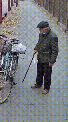 咱就是说视频里的这位大爷，拄着拐杖走路都打晃，却偏要跟路边的自行车“过不去”！车
