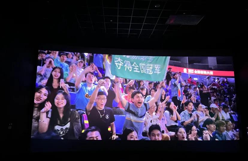 被热烈里的金主小哥笑到打鸣
哈哈哈哈哈哈，金主小哥真的太好笑了，蒋龙天生喜剧人啊