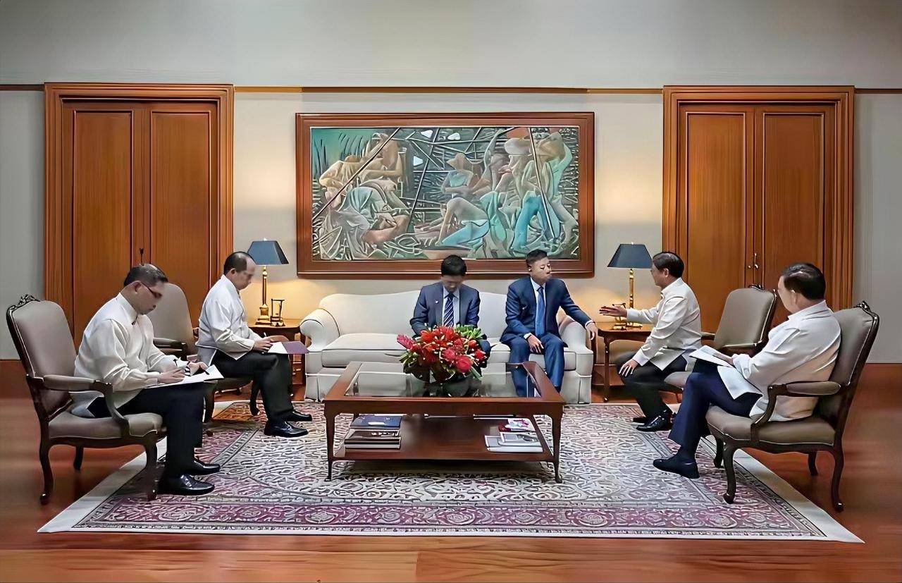 7月20日仁爱礁海域起了摩擦，菲律宾小艇冲撞中国海警船，还对中方执法人员暴力相向