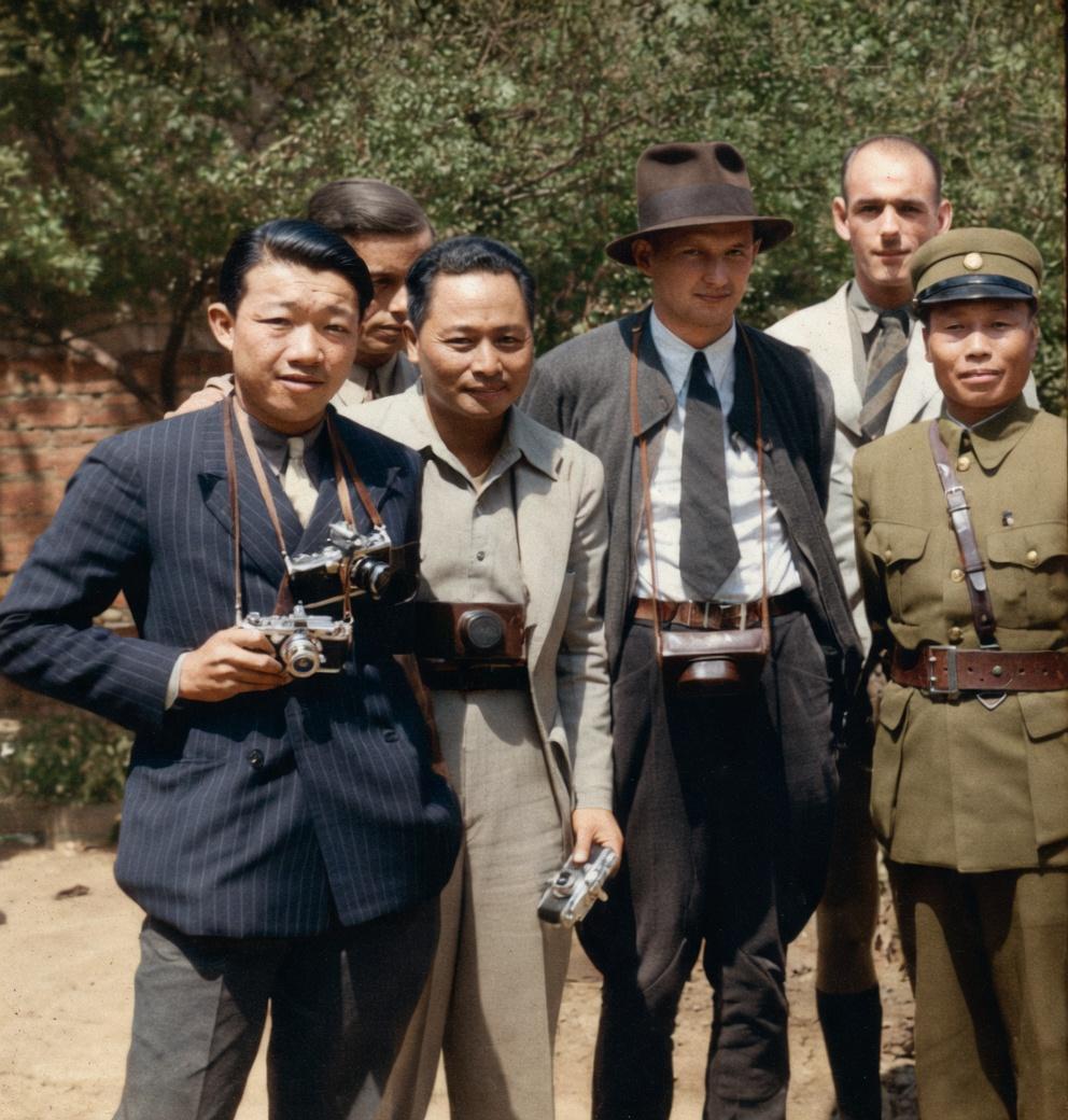 1938年3-4月，李宗仁指挥中国军队血战台儿庄，歼敌万余人，取得了抗战全面爆发