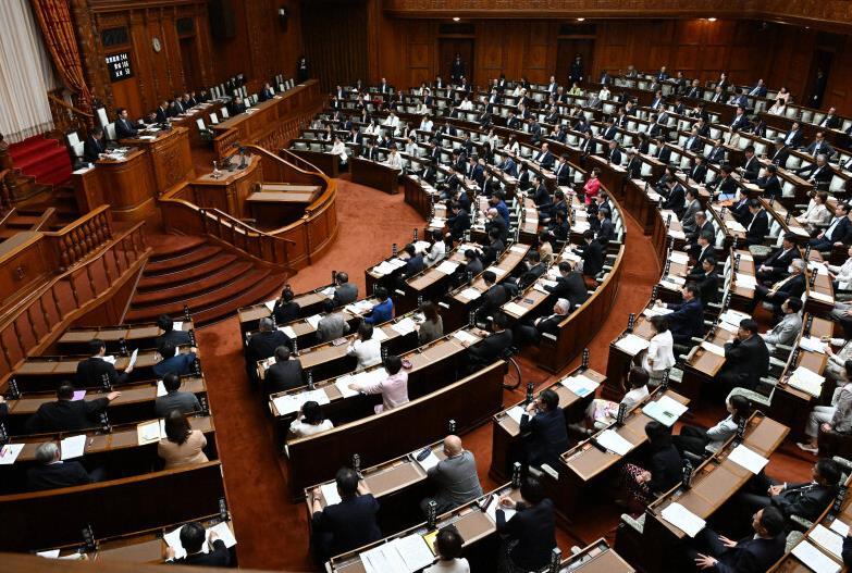 【旨在大幅提高外国人在日居留手续费的《入境管理难民法》在参议院获得通过，获得永住