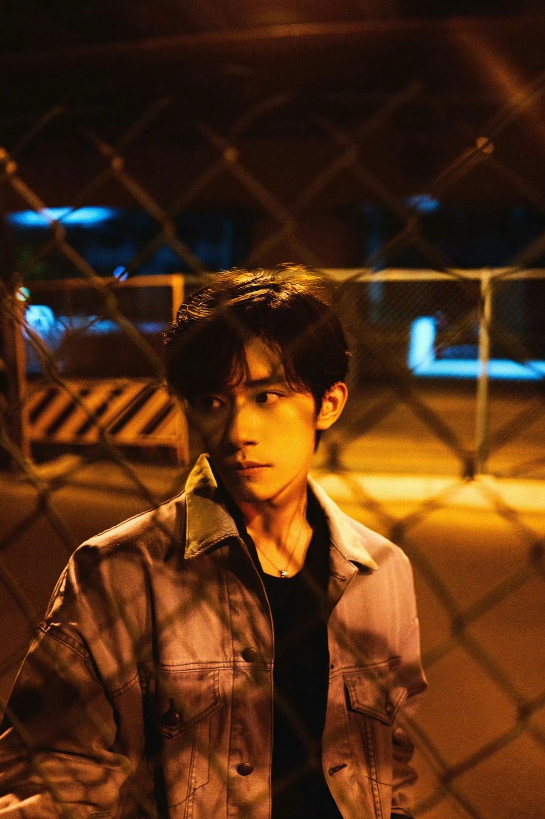 易烊千玺24岁生日大片 易烊千玺，24岁生日快乐！在暮色中迎来人生的新起点，你的
