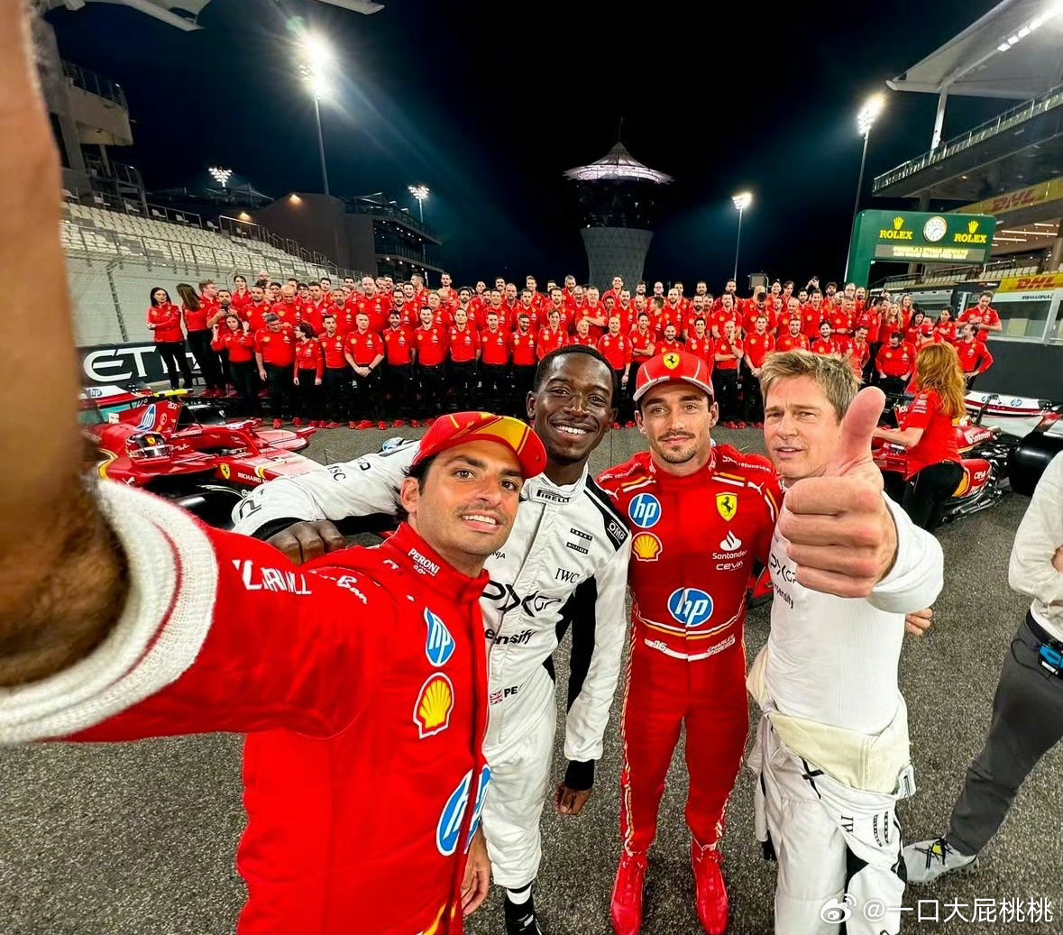 《F1：狂飙飞车》幕后照，卡洛斯·赛恩斯、戴姆斯·伊德瑞斯、夏尔·勒克莱尔、布拉