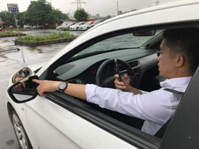 新手开车别死记驾校套路，掌握11个实用行车技巧，秒变老司机