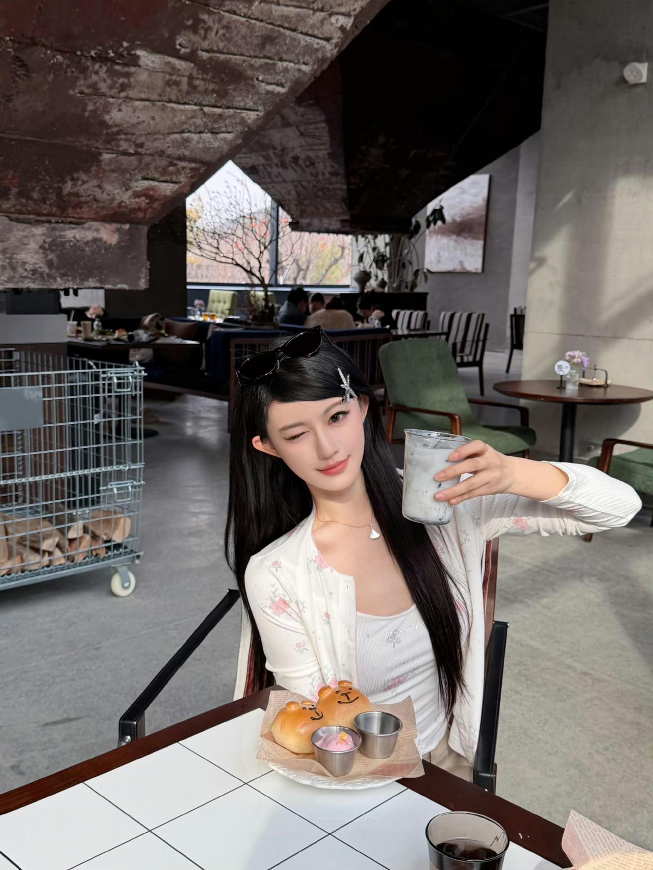 这套穿搭太有“清新甜妹感”了！白底碎花的内搭+开衫自带温柔氛围，卡其百褶裙添了青