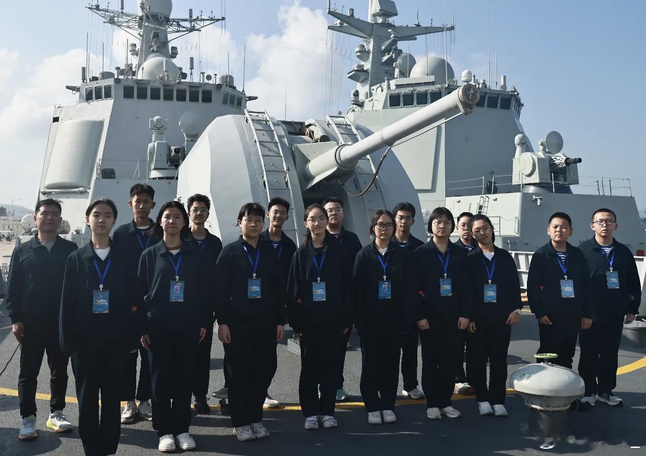 170兰州舰，052C首舰。来自兰州的学生代表上舰体验三天军营生活。 