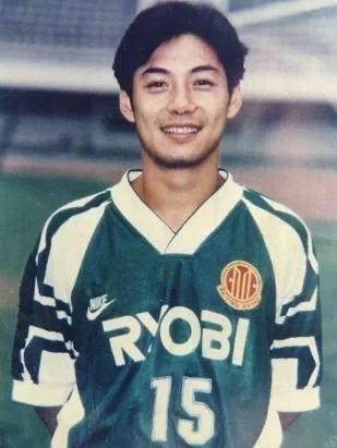邓乐军的任意球是国安杀手锏，1996年足协杯决赛对阵山东泰山，他一脚任意球划出绝
