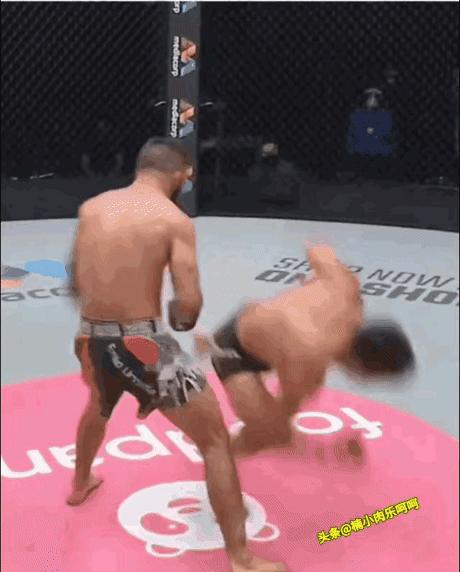 小腿突然被踢中的0.1秒，你的重心骗过了大脑。
不是慢慢倾倒，是膝盖瞬间失忆。