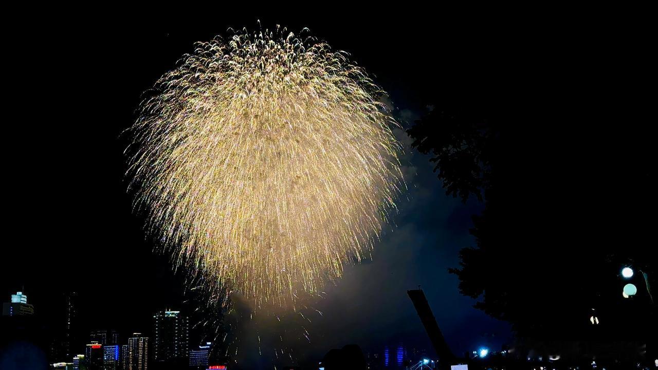 相隔12年的广州烟花[666]真的很震撼
祝各位家人，像烟花一样的灿烂美好
#广