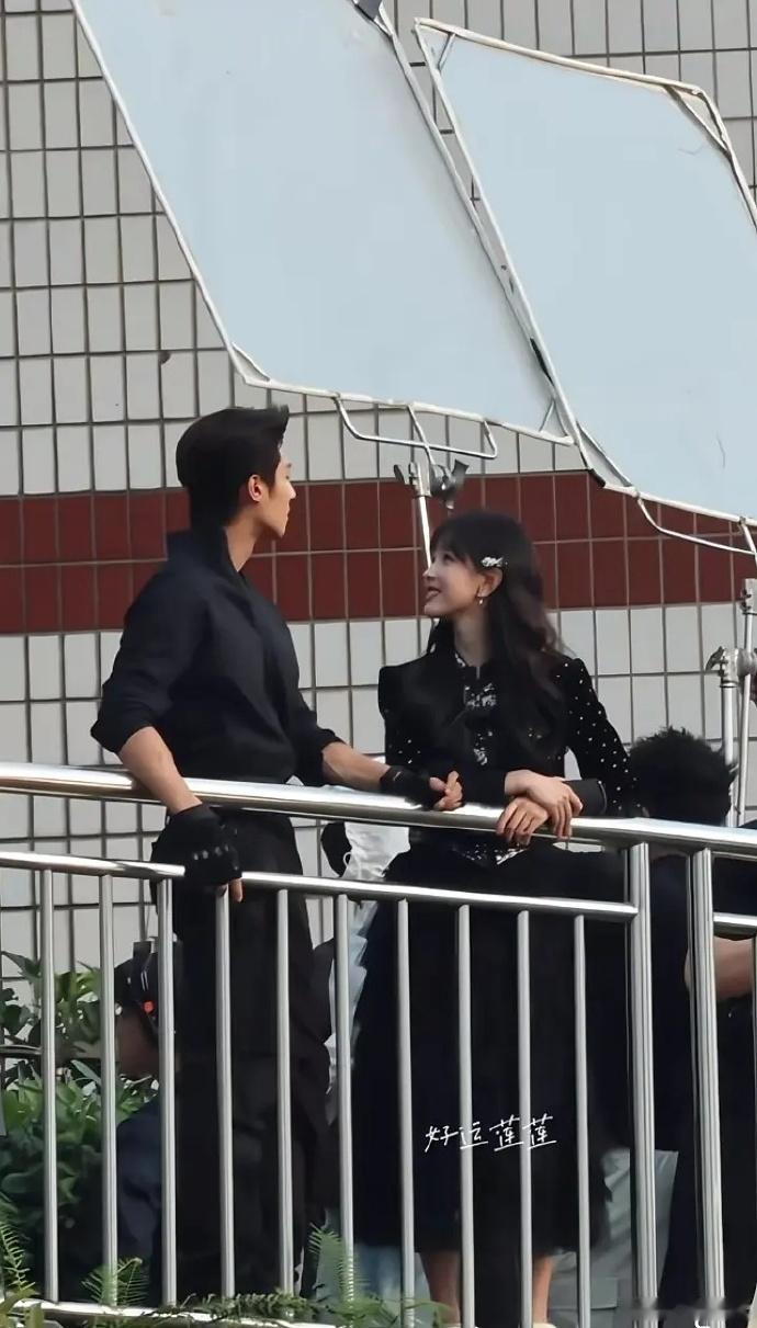 感觉陈都灵还是适合搭有身高体型差的男演员 