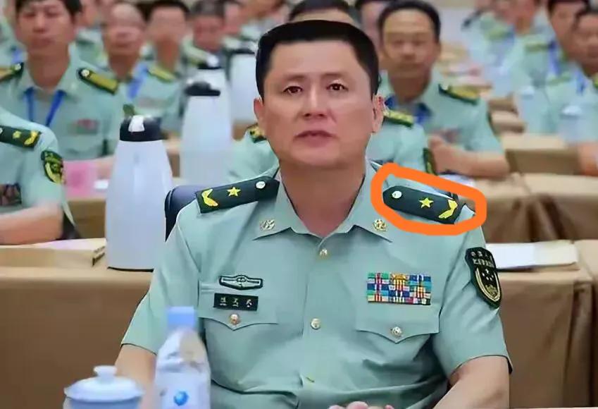 搞不懂！作为一名优秀将官，由武警少将身份“转换”成为副总警监身份，其级别是“升”