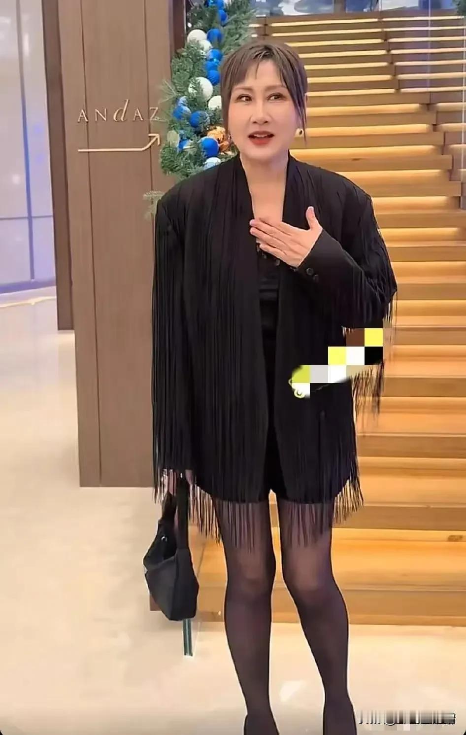 凯丽大姐是真敢穿，专秀美好身材和大长腿。

曾经的刘慧芳早就飘远了，年轻时有所顾