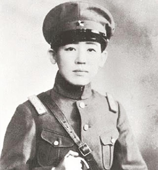 1924年，17岁的美丽少女芳子，被养父以看画为由叫到书房中。

可芳子刚进书房