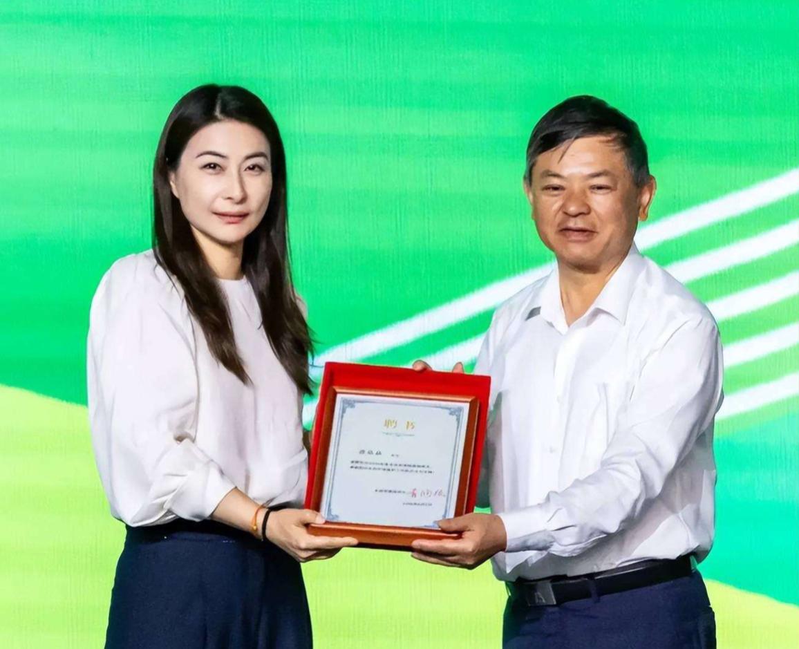 嫁入豪门不靠婆家，和杨紫同框受聘环境观察员

6月5日在广州举行的“六五环境日”