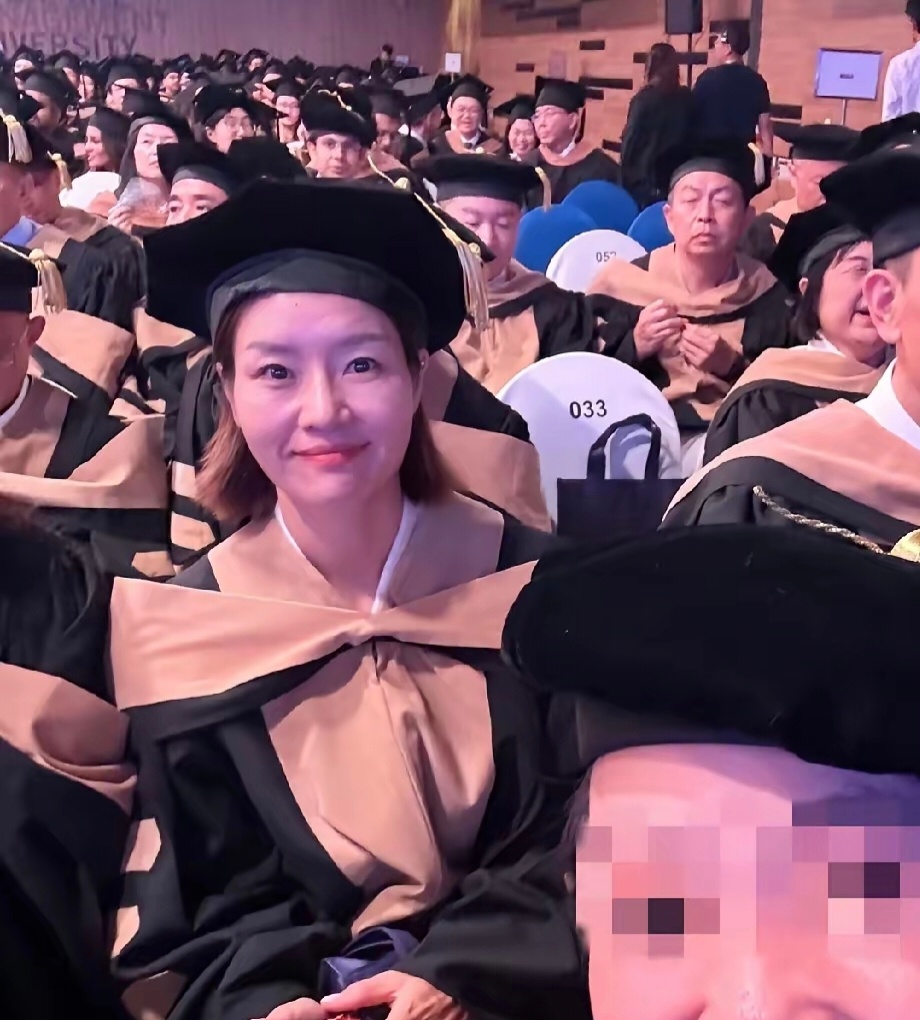 网球一姐李娜真是闷声干大事，44岁的她退役后一直没有放弃学习，本科就读华中科技大