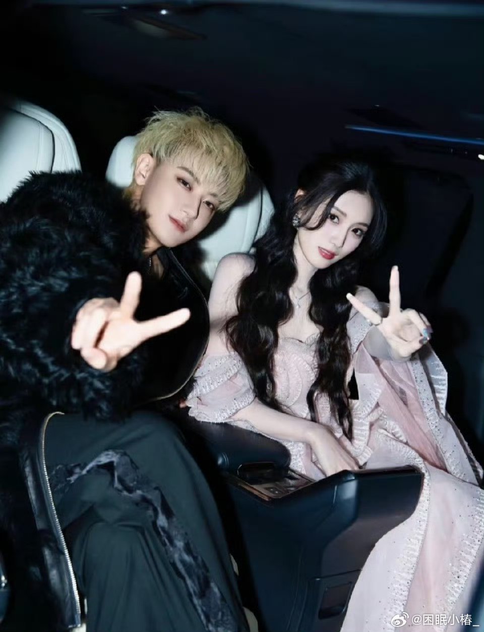黄子韬给徐艺洋发了一堆表情黄子韬很会爱人，徐艺洋也值得被爱，希望他们两位永远幸福