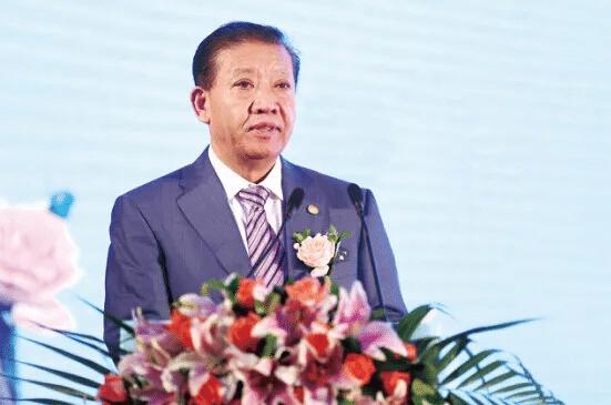 关彦斌早年创业屡屡碰壁。五常县的塑料厂与砖厂均难以为继。张晓兰辞去体制内稳定工作